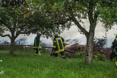 Oberstenfeld-Gronau: Grossbrand auf dem Haeckselplatz - Drei Feuerwehren kaempfen gegen das Feuer